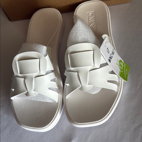White Contemporary Sandals with H-Strap Design - Picture 2 of 10